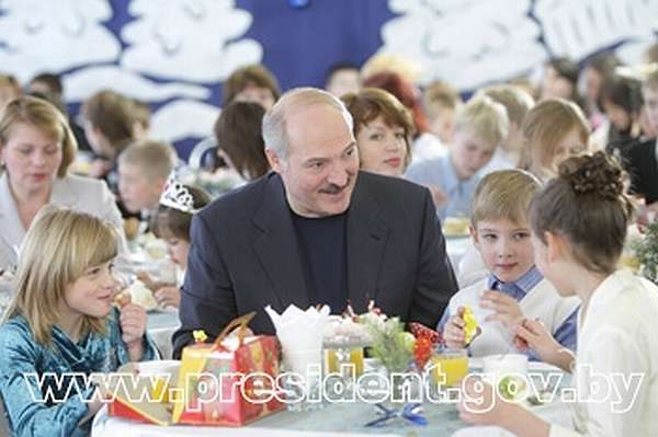Lukašenko má soupeře. Na snímku při návštěvě v dětském domově.