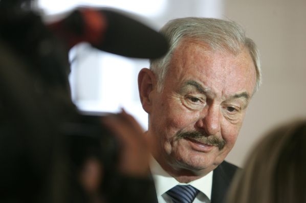 Šéf Senátu Přemysl Sobotka bude o svoje křeslo muset bojovat. 