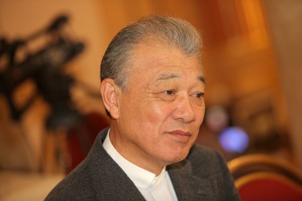 Yohei Sasakawa původně s Havlem a Eliem Wieselem organizoval Forum 2000 jako jednorázovou akci.
