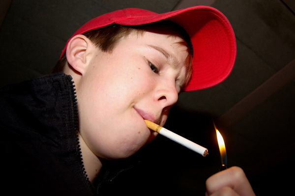 První cigaretu si prý lidé zapalují už ve dvanácti letech.