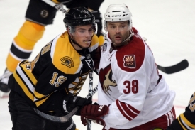 Tyler Seguin (vlevo) vstřelil v Praze za Boston gól.