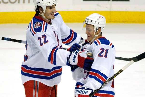 Derek Stepan (vpravo) přijímá gratulace od spoluhráče Boyla.