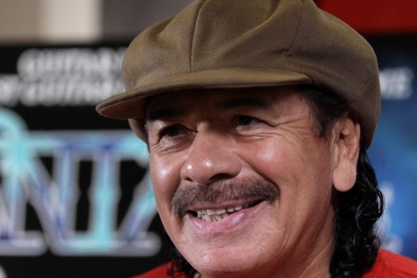 Zpěvák Carlos Santana.
