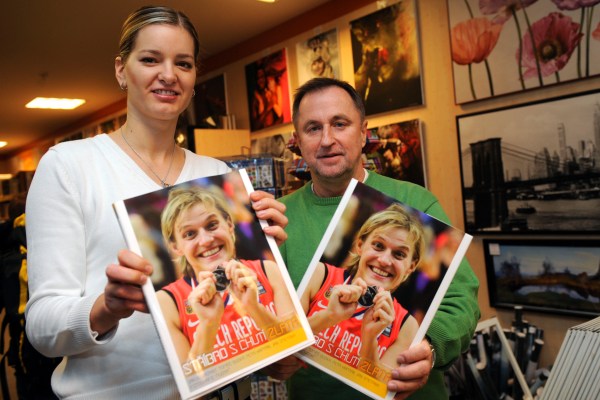 Knihu pokřtili Eva Vítečková s trenérem Luborem Blažkem.