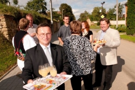 Kandidát ČSSD do Senátu Zdeněk Škromach obcházel dědinu po dědině. 