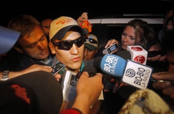 Bolivijec Carlos Mamani se vrátil z nemocnice domů, kde ho obklopili novináři. Bolivijec Carlos Mamani se vrátil z nemocnice domů, kde ho obklopili novináři.