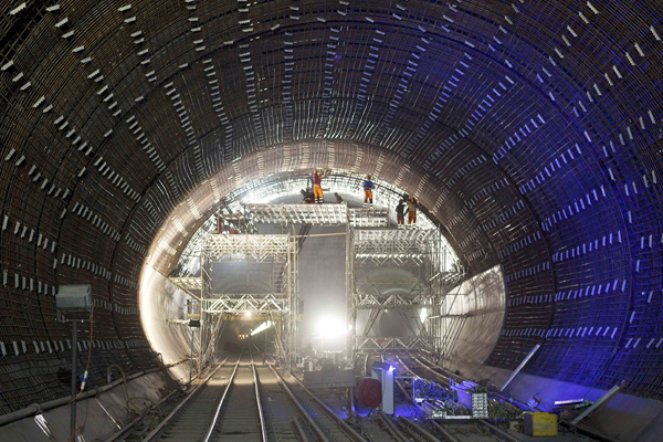 Tunel má měřit 57 072 metrů.