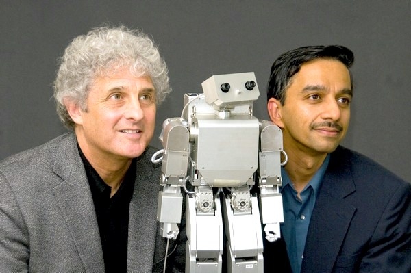 Andrew Meltzoff a Rajesh Rao z Washingtonské univerzity s robotem, na němž reakci dětí testovali.