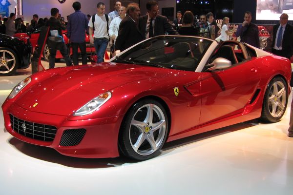Pouhých 80 kousků Ferrari SA Aperta spatří světlo světa. O to větší zájem o sportovní vůz v Paříži byl.