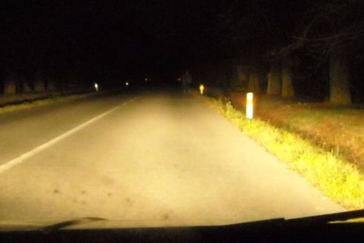 Chodec ve tmě bez reflexních prvků.