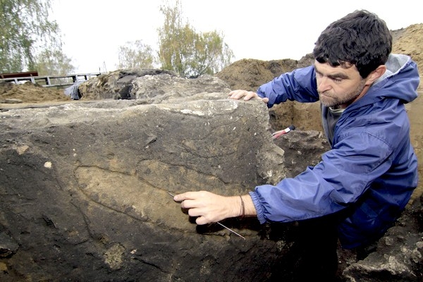 Archeolog Jaroslav Škojec u základů knížecího paláce velkomoravského hradiště Valy v Mikulčicích.