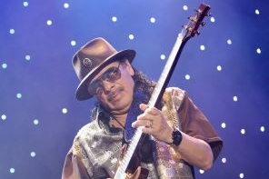 V pražské O2 areně vystupil americký kytarista, zpěvák a skladatel mexického původu Carlos Santana.