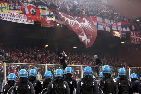 Srbští chuligáni vytvořili v italském Janově skutečné peklo.