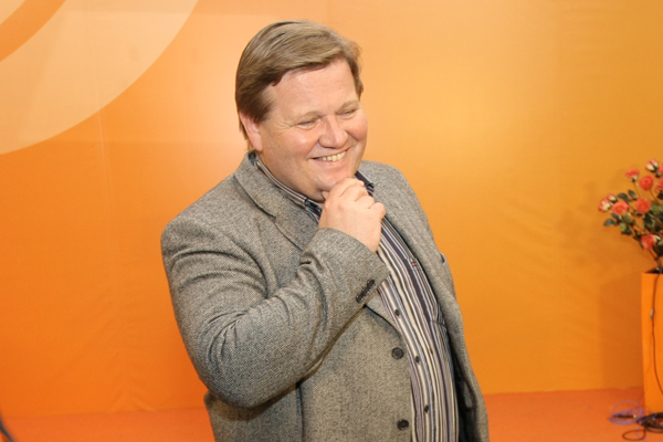 Karel Škromach při sobotním sledování výsledků voleb na štábu ČSSD.