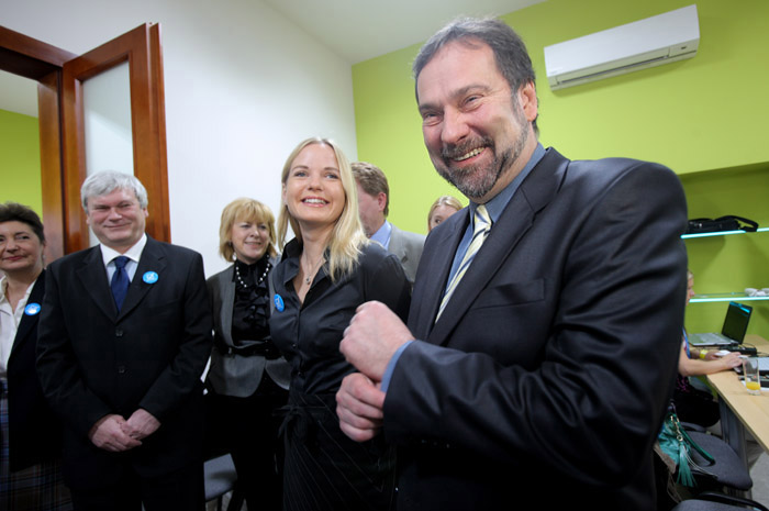 Šéf Věcí veřejných Radek John na štábu strany v Praze. (Foto: Lucie Pařízková)