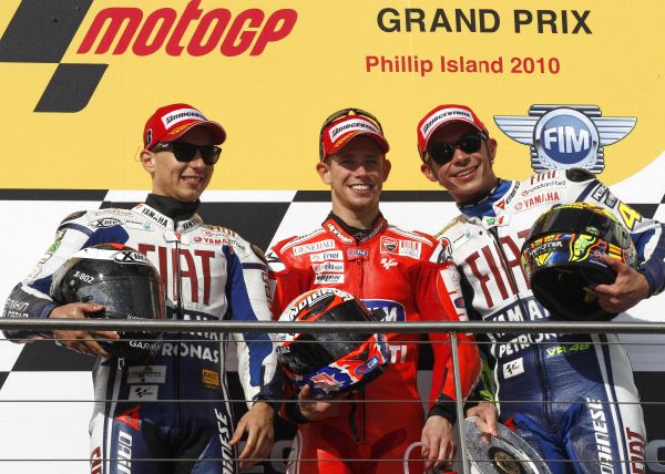 Vítěz Casey Stoner z Austrálie pózuje s Jorgem Lorenzem ze Španělska (vlevo) a Valentinem Rossim z Itálie. 