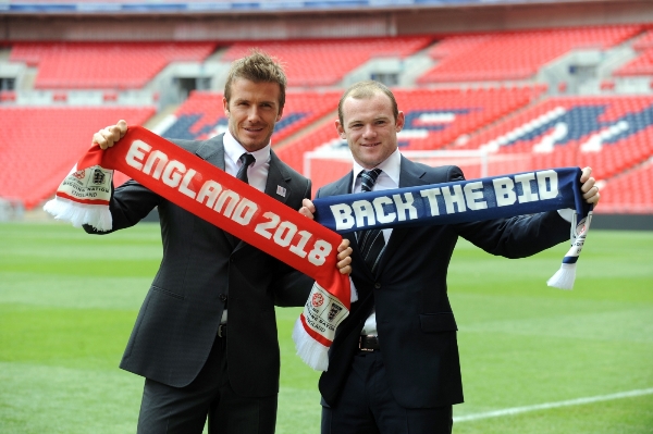 David Beckham (vlevo) a Wayne Rooney propagují anglickou kandidaturu.
