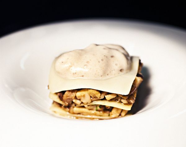 Lasagne s králičím masem a hříbkovou pěnou.