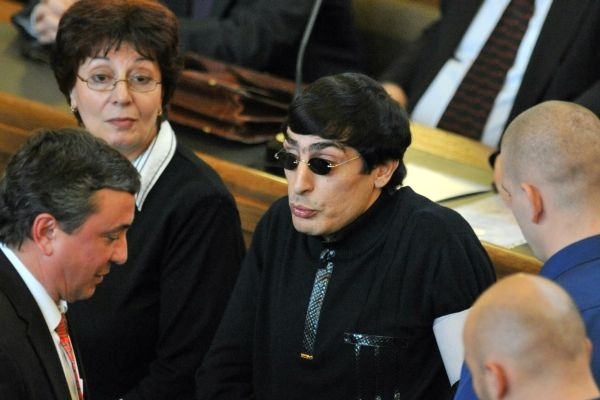 Soghojana (uprostřed) zprostil soud obvinění z vraždy. 