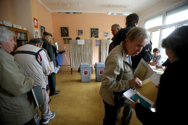 Lidé si hlasovací lístky vyzvednou až ve volebních místnostech.