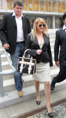 Iveta Bartošová přišla k soudu v doprovodu ochranky.