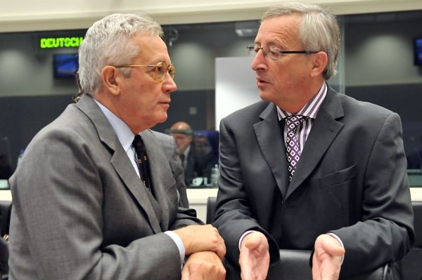 Italský ministr financí Giulio Tremonti hovoří s Jean-Claude Junckerem před jednáním. 