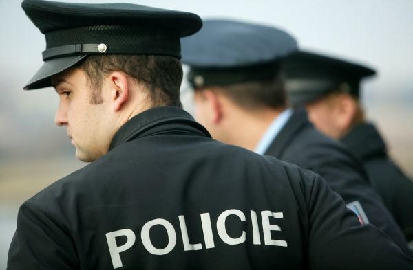 Policisté dopadli muže, který způsobil nehodu a ujel (ilustrační foto). Policisté dopadli muže, který způsobil nehodu a ujel (ilustrační foto).