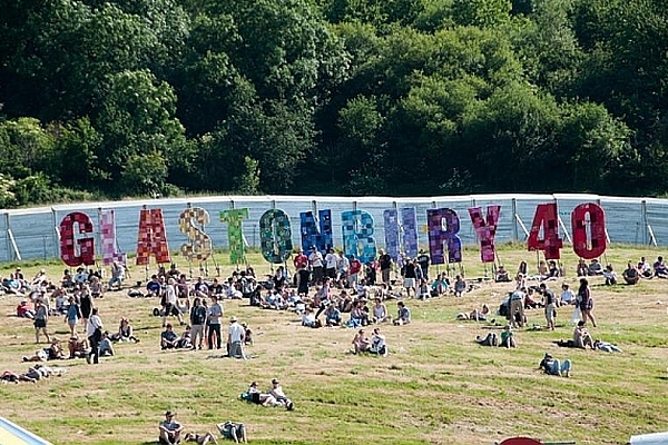 Denní Glastonbury.