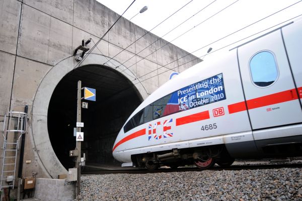 Do tří let hodlá Deutsche Bahn zahájit pravidelné spojení do Británie z Frankfurtu a Kolína nad Rýnem.