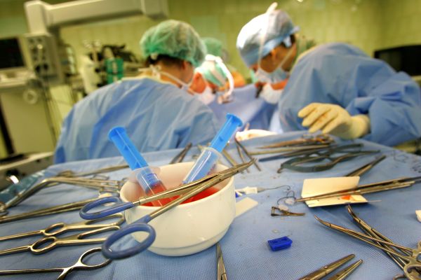Při operaci asistuje i medicínský technik, který pomáhá lékařům zachraňovat životy.