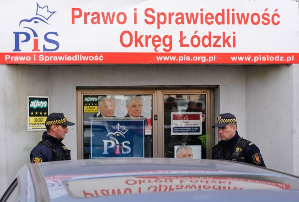 Muž dopoledne zaútočil v kanceláři největší polské opoziční strany Právo a spravedlnost.