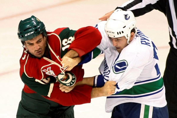 Rick Rypien v jedné z bitek s Bradem Staubitzem.