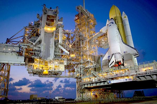 Raketoplán Discovery už je připraven na startovací rampě.