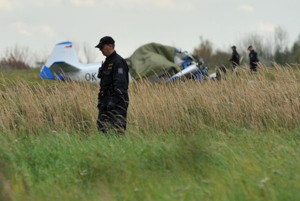 Oba piloti při havárii letadla zemřeli.