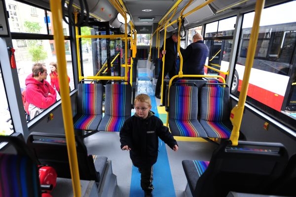 Dívka vypadla za jízdy z autobusu kvůli nezavřeným dveřím (ilustrační foto).