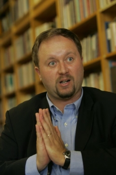 Poradce premiéra v otázce lidských práv Roman Joch by jim dal doživotí.