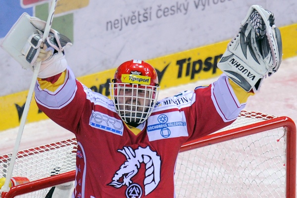 Gólman Martin Vojtek táhne vedoucí Třinec.