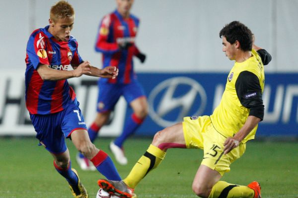 Fotbalisté CSKA Moskva (v pruhovaném) při zápase se Spartou.