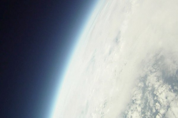 Ve výšce 30 km lze pozorovat zakřivení Země i temnotu vesmíru, i když jeho hranice oficiálně leží o 70 km výše.