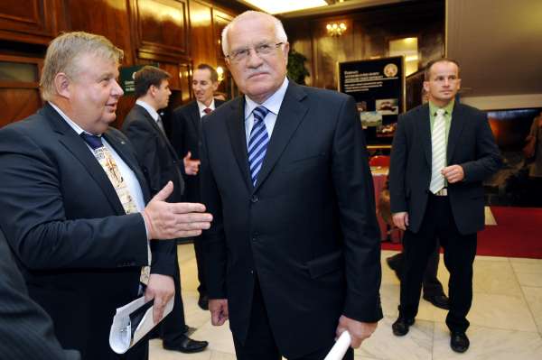 Jan Světlík s Václavem Klausem na včerejším semináři CEPu.