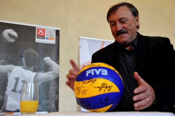 Jedním z losujících byl bývalý fotbalista Antonín Panenka.