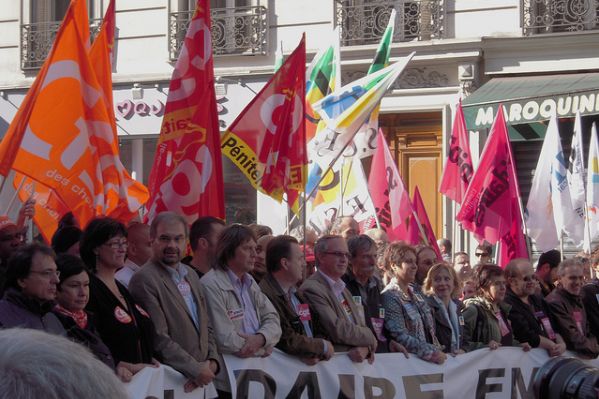 Demonstrující v Rennes. Protesty sdružují lidi rozličného původu.