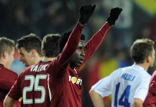 Bony Wilfried se raduje z gólu.