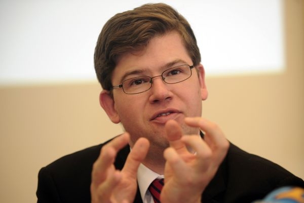 Ministr spravedlnosti Jiří Pospíšil (ODS) měl být sledován na objednávku Ladislava Veselého, který pracuje jako koncipient v advokátní kanceláři.