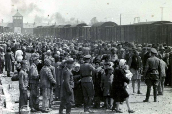 Nacisté třídí nově přivezené. Osvětim, květen 1944.