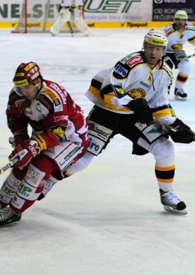 Martin Ručinský v souboji s Janem Špěldou ze Slavie (vlevo).