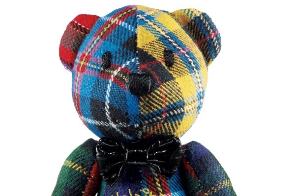 Medvídek Sir Teddy, kterého vytvořily děti s AIDS. Prodává Mac.