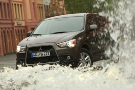 Umělecky ztvárněné Mitsubishi ASX, fotograf si pohrál s autem u vodotrysku.