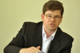 Jiří Pospíšil měl být sledován na objednávku Ladislava Veselého, který pracuje jako koncipient v advokátní kanceláři spoluvlastněné bývalým ministrem Pavlem Němcem. 