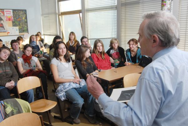 Součástí projektu jsou besedy s pamětníky. Součástí projektu jsou besedy s pamětníky.